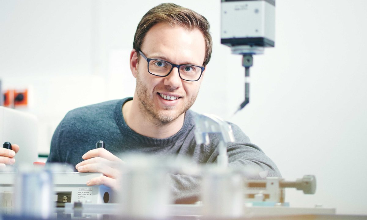 David Imgraben stellt die Qualität am 3D Koordinatemesssystem von Zeiss sicher